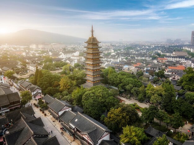 蘇州房寺パゴダ中国庭園の風景の航空写真