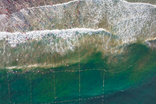 ビーチで泳ぐ空中写真