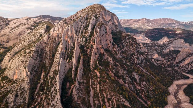 Aragon, Huesca 지방의 Vadiello 저수지에서 무인 항공기에서 찍은 항공 사진,