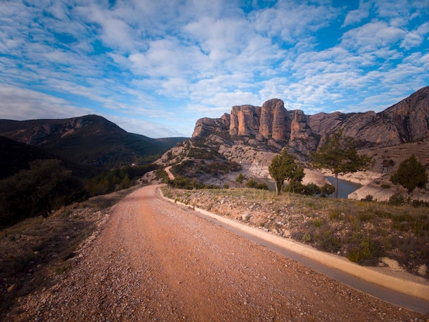 Aragon, Huesca 지방의 Vadiello 저수지에서 무인 항공기에서 찍은 항공 사진,