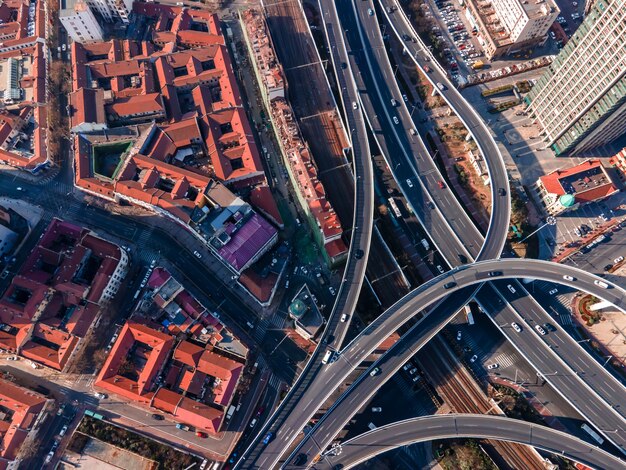 La fotografia aerea del cavalcavia del paesaggio urbano dell'edificio