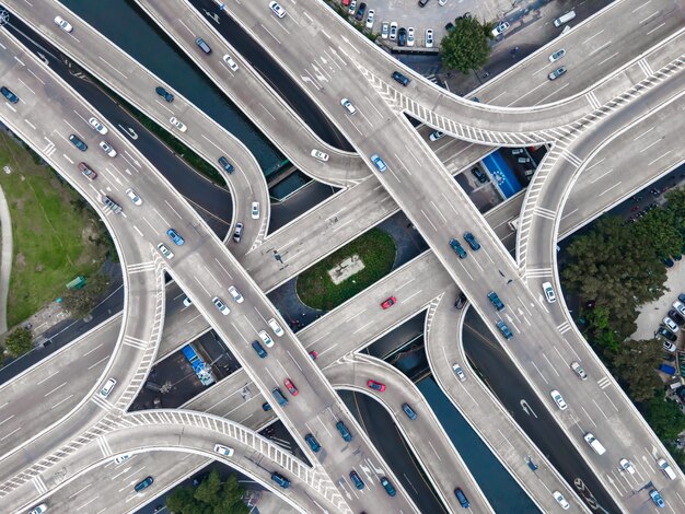 都市道路の高架の航空写真