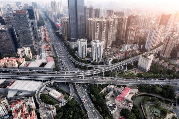 中国広州の珠江の両側にある都市道路の航空写真