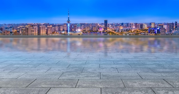 夜の中国塩城市の航空写真