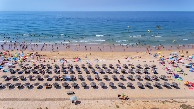 Aerea. foto della spiaggia e turisti della città di albufeira. dal cielo.