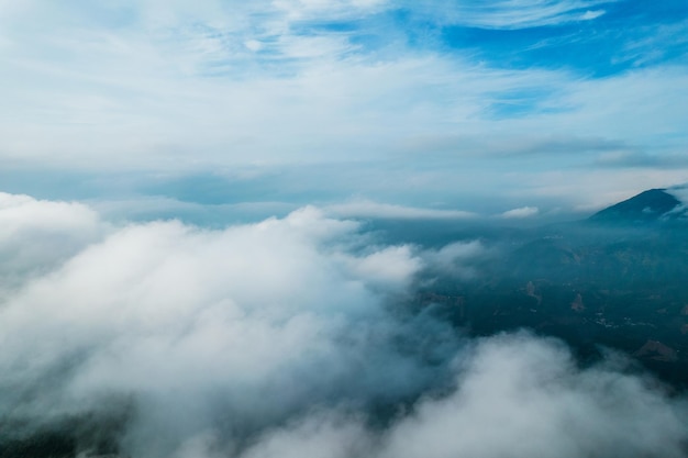 山と雲の航空写真