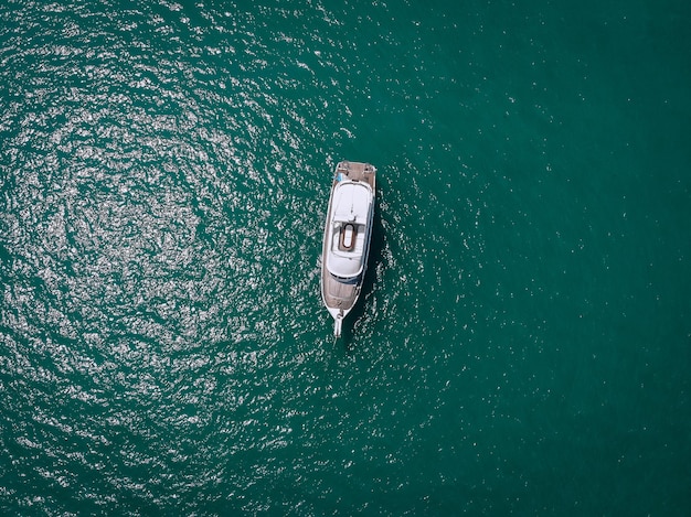 Photo aerial picture of an isolated yacht with brown wooden design in the sea. andaman sea