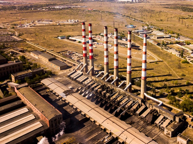 Aerial power elektrische centrale met hoge industriële leidingen op een zomerdag f