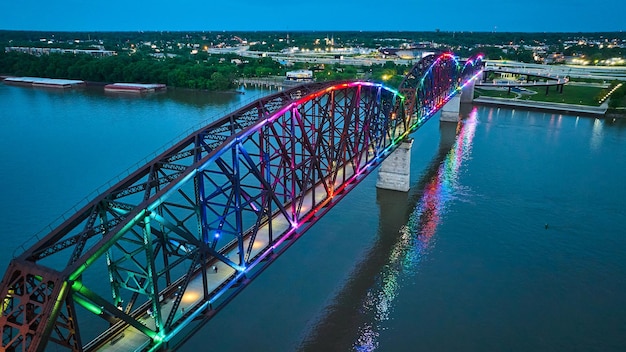 Foto ponte ad arco arcobaleno orgoglio aereo louisville ky sopra le luci notturne della città del fiume ohio di notte