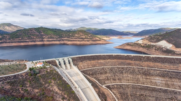 사진 공중선. 저수지 댐 포르투갈의 algarve 지역에서 식수 odelouca. monchique.