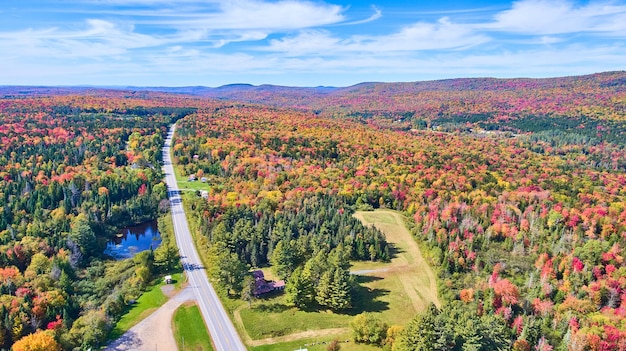 Photo aerial road going through endless colorful fall hills and mountains of new york