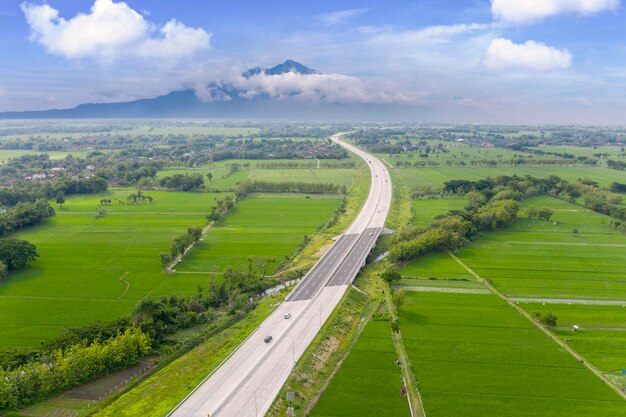 トランスジャバ通行料道路の空中風景