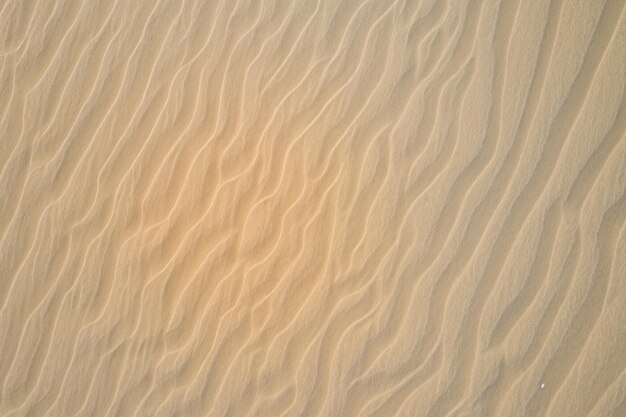 上空から見た静寂な美しい砂浜