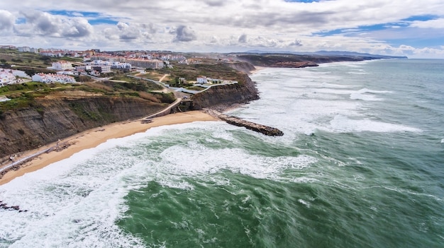 사진 공중선. 마을 ericeira lisbon의 해안과 해변.