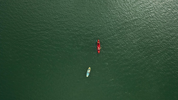 Photo aerial shot of boats in the middle of the ocean