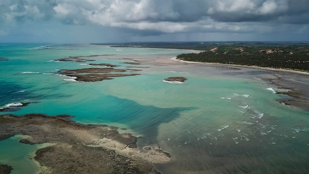 曇り空とブラジルのターコイズブルーの海の空中ショット