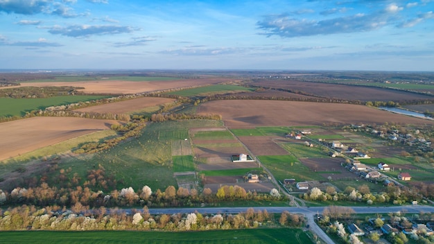 Ripresa aerea di auto sulla strada dal punto di vista del drone