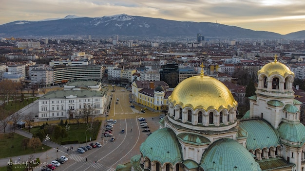 세인트 알렉산다르 네프스키 성당과 불가리아 소피아에 있는 건물의 공중 촬영