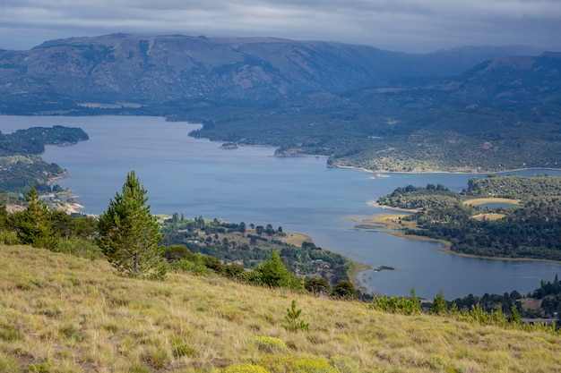 Foto ripresa aerea del lago e delle montagne della patagonia.