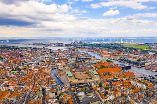 코펜하겐 항공샷. 흐린 하늘 아래 덴마크의 수도 | 프리미엄 사진