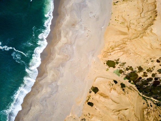 Ripresa aerea del mare e di una spiaggia sabbiosa