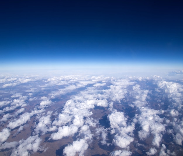 空中空と美しい美しい雲の背景