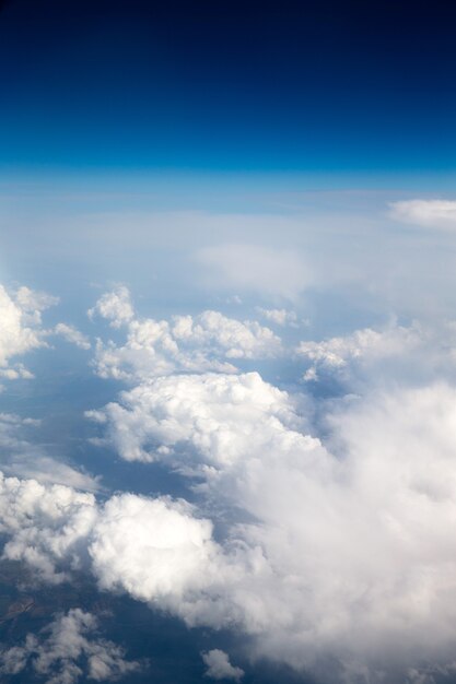 空中の空と雲の背景