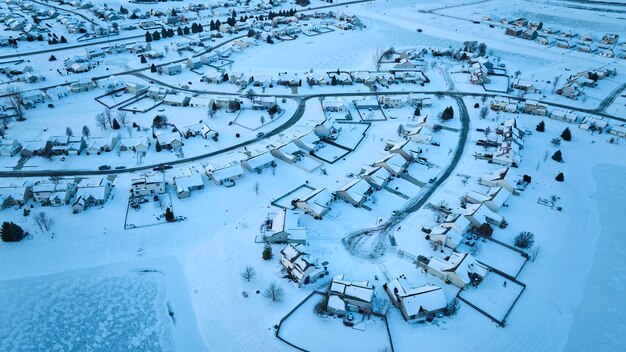 Photo aerial snowblanketed suburban neighborhood in winter tranquility