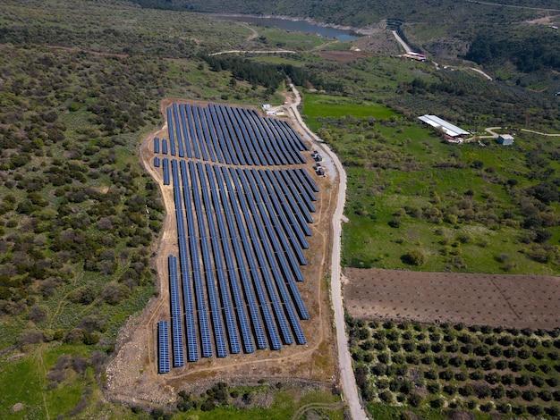 空中太陽光発電ファーム ドローン ビュー 青い太陽光発電ソーラー パネルの行