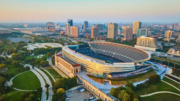 Фото aerial soldier field чикагский футбольный спортивный стадион на восходе солнца в иллинойсе летом