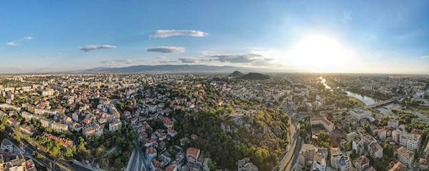 Взгляд с воздуха на закат города Пловдив, Болгария