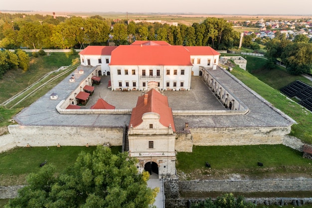 Zbarazh 마을 Ternopil 지역 우크라이나의 Zbarazh 성의 공중 일몰 보기