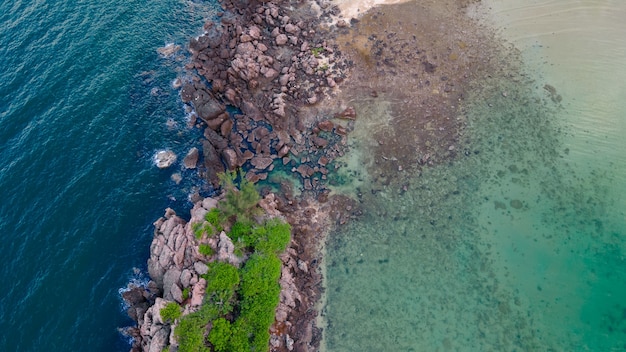 Vista aerea drone angolo superiore parte delle piccole isole koh huapin mare cristallino spiaggia, baia di bo thonglang, destinazione di viaggio a bang saphan, prachuap khiri khan, thailandia, mare calmo spiaggia di roccia blu