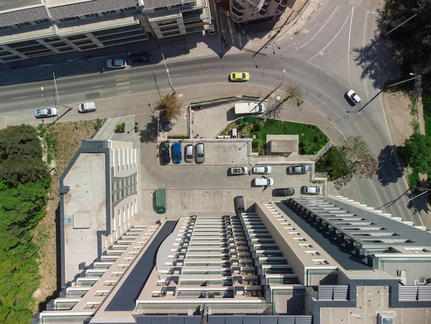 현대적인 사무실 건물의 공중 위에서 아래로 보기