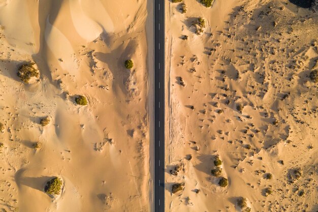 Photo aerial top down view of a road crossing the desert at corralejo sand dunes natural park fuerteventura canary islands spain