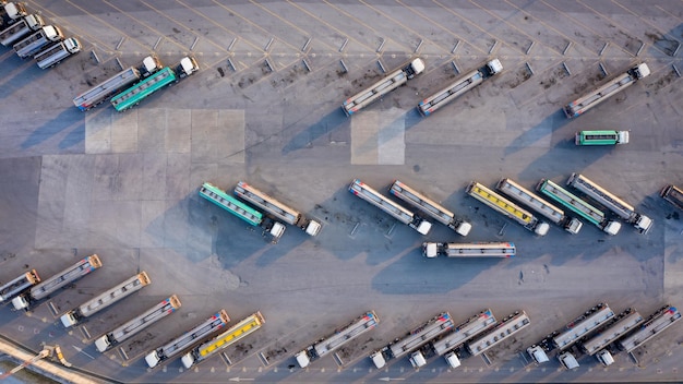 写真 aerial view: 自動車や自動車用燃料タンカービジネス・アンド・インダストリー燃料・セミトラック