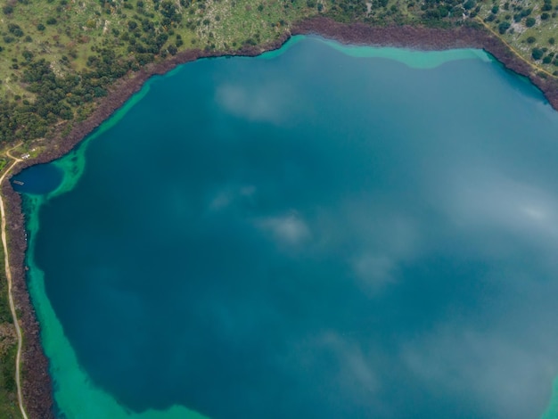 Vista aerea dall'alto con drone del lago kournas sull'isola di creta in grecia