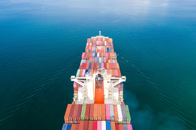 顧客への輸出入商品用のコンテナを運ぶ貨物船の空中上面図