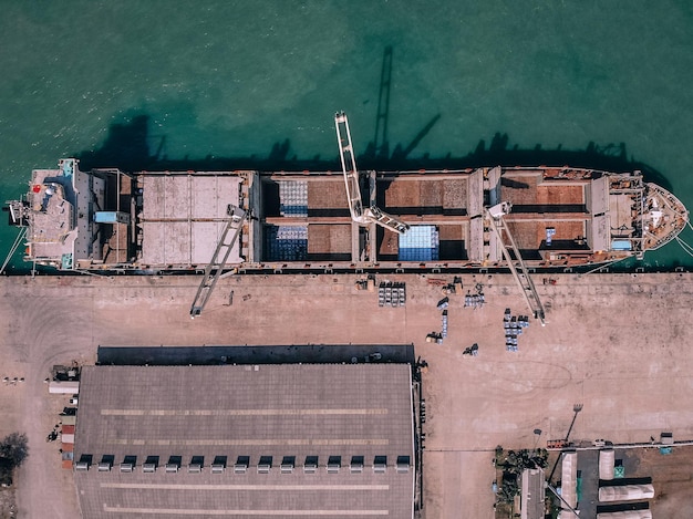 Photo aerial top view of container ship in import export in the port