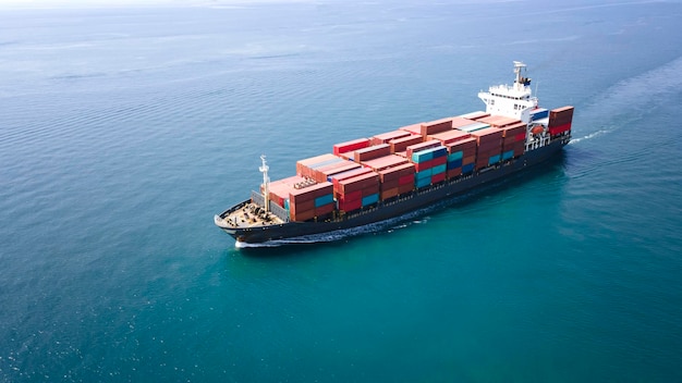 사진 항공 평면도 컨테이너 선박은 수입 및 수출을 위해 대형 화물 및 예인선을 운송합니다.