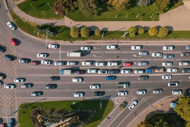 Vista aerea dall'alto di incroci con traffico automobilistico e incroci urbani moderni