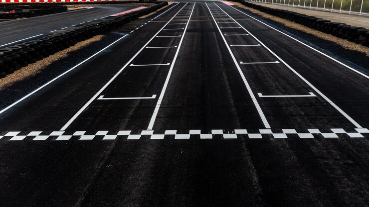 空中トップ ビュー グリッド スタート トラックの開始 レーシング アスファルト道路