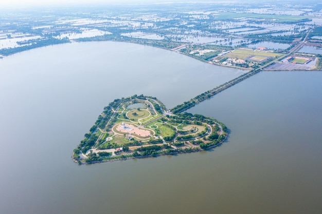 タイ、スコータイのThung Talayluangにある、昼間のハート型の島（The Holy Heart Land Talayluang）の空中上面図。