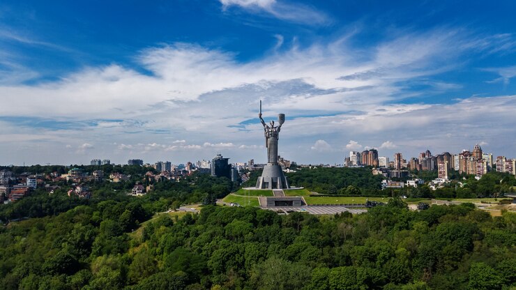 Воздушный вид сверху Киевская статуя Родины памятник на холмах сверху и городской пейзаж, город Киев, Украина
