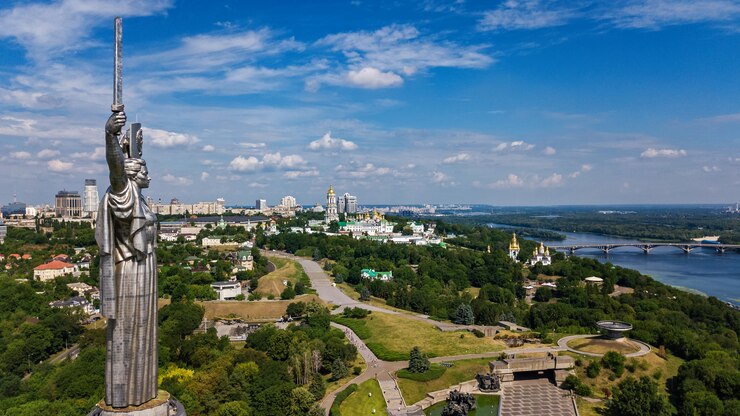 Воздушный вид сверху Киевская статуя Родины памятник на холмах сверху и городской пейзаж, город Киев, Украина