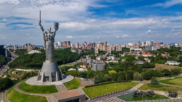 Vista superiore aerea del monumento della statua della patria di kiev sulle colline da sopra e paesaggio urbano, città di kyiv, ucraina