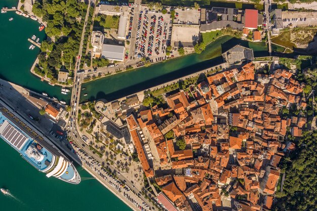 Взгляд с воздуха на крупный круизный корабль в порту города Котор, Черногория