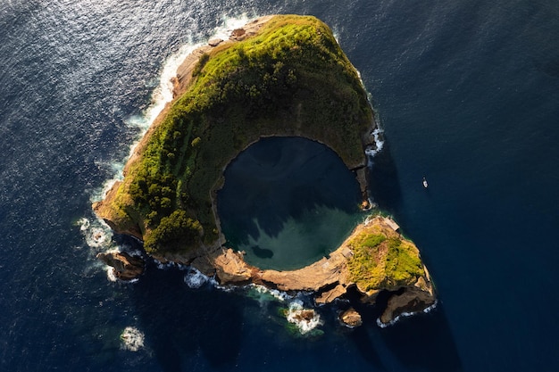 アゾレス諸島の青い海の真ん中に位置する丸いラグーンのある雄大なサンミゲル島の空中上面図