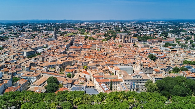 上、南フランスからモンペリエ市のスカイラインの空中のトップビュー