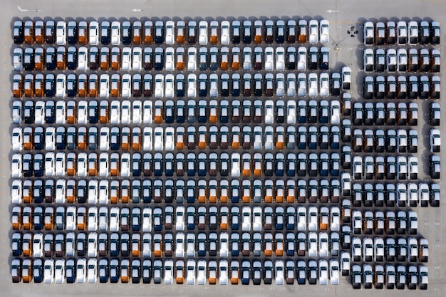 Vista aerea superiore nuove auto dalla fabbrica di automobili parcheggiate nel porto